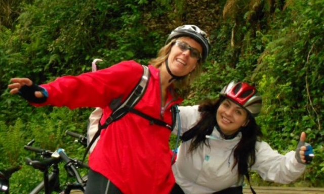  ciclisti con l'erba sullo sfondo 